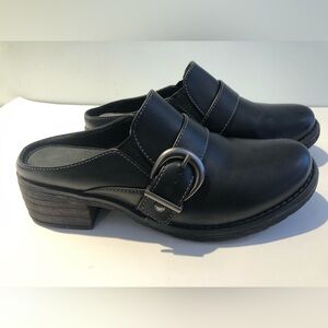 Eastland 8 black like new clogs slip on mules